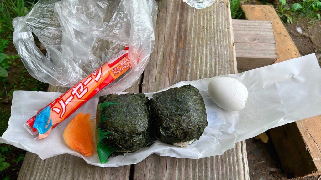 おにぎりとゆで卵の朝ごはん