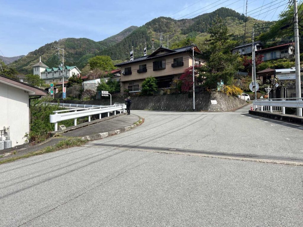 まずは登山口へ