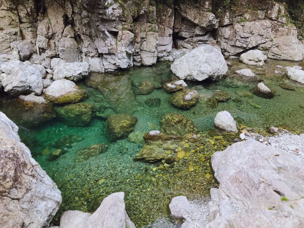 登山口へ向かう途中のエメラルドグリーンの川