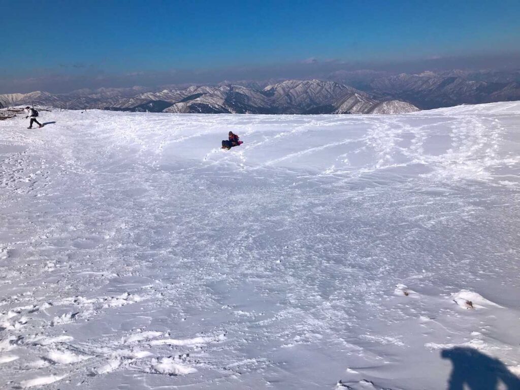 眩しいほどの白い山頂