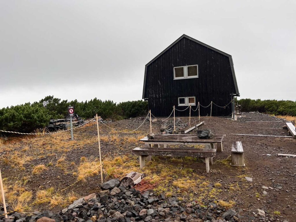 避難小屋に到着