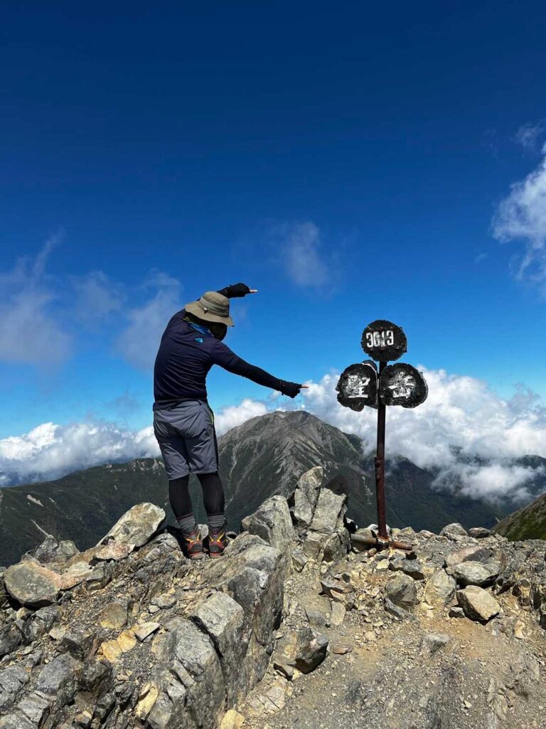 聖岳山頂、奥に赤石岳