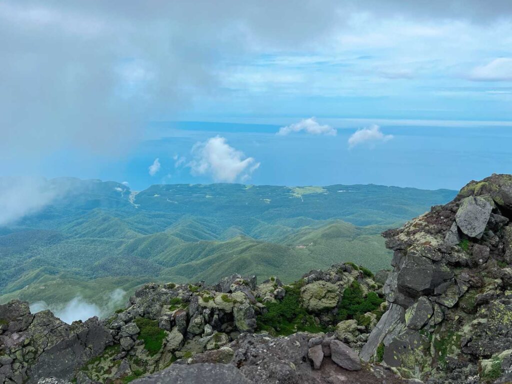 山頂からの絶景。緑と青のコントラスト