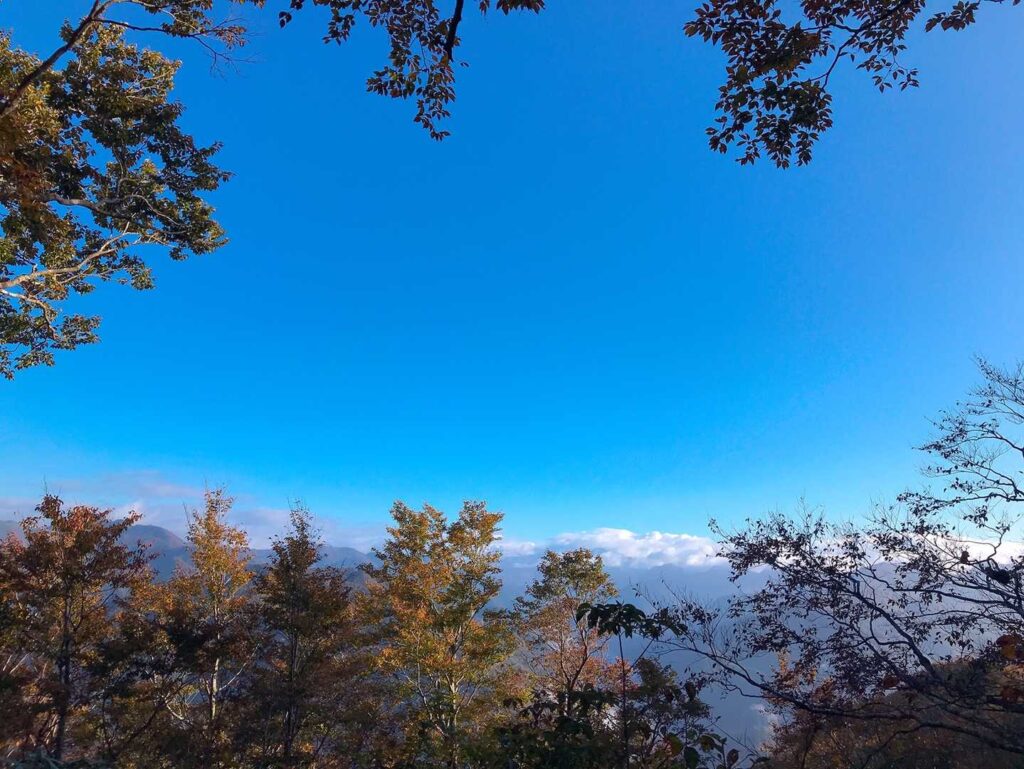 遠くに見える雪化粧の白山