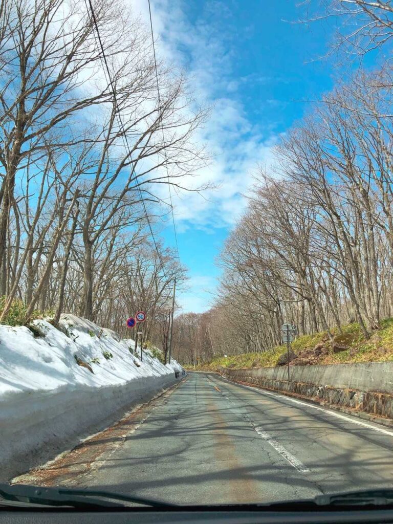 車山を目指して移動中。道路脇にはまだ雪が残っている