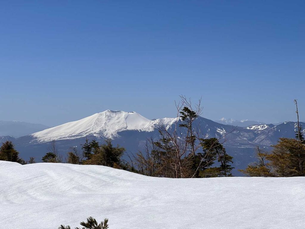 雪原の向こうに浅間山