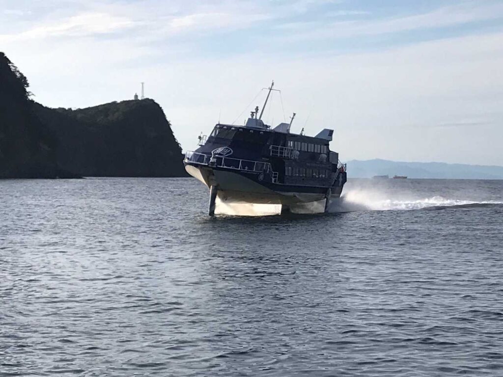 こんな感じで浮かんで走るみたい そりゃ曲がる時に傾くわ
