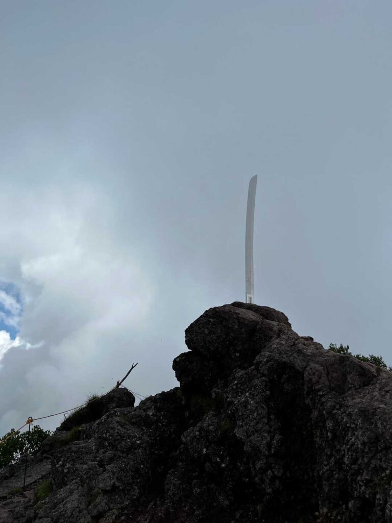 山頂にそびえ立つ剣