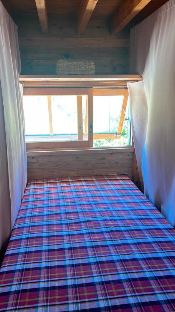 カーテンで仕切られた個室スペース