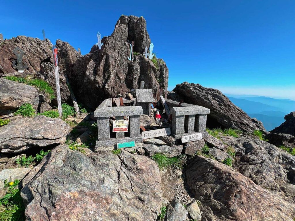 山頂に祀られた剣