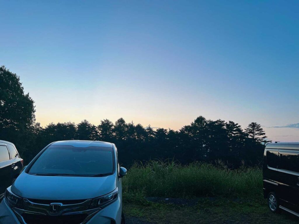 早朝の登山口、空が明るくなりはじめたタイミング