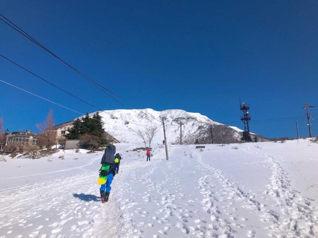 雪の伊吹山が見えてきた