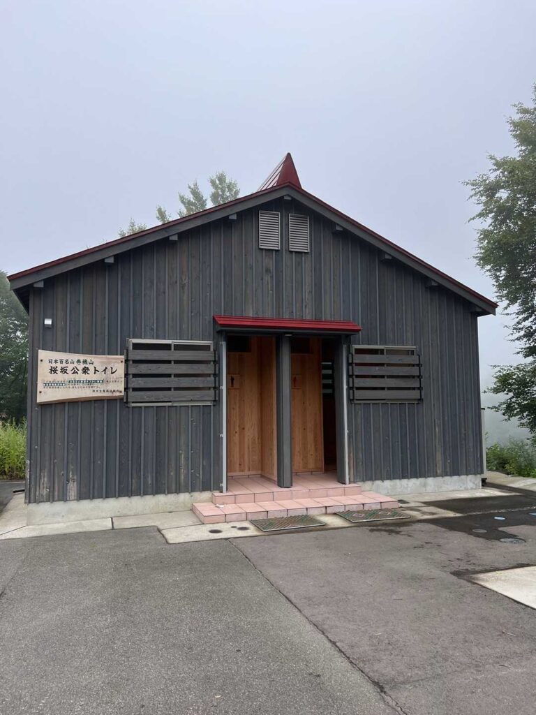 駐車場のトイレ