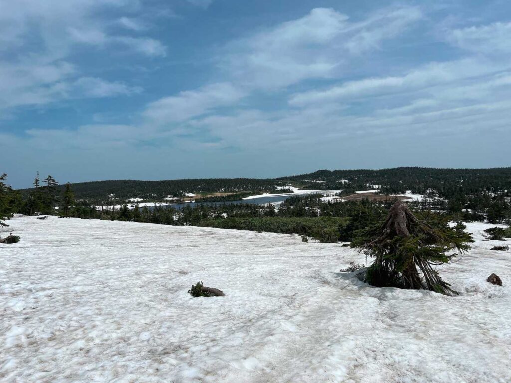 八幡平の残雪と沼