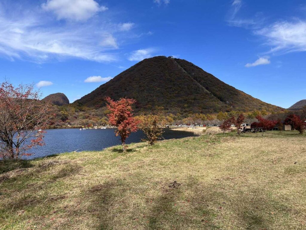 湖畔から見る榛名富士