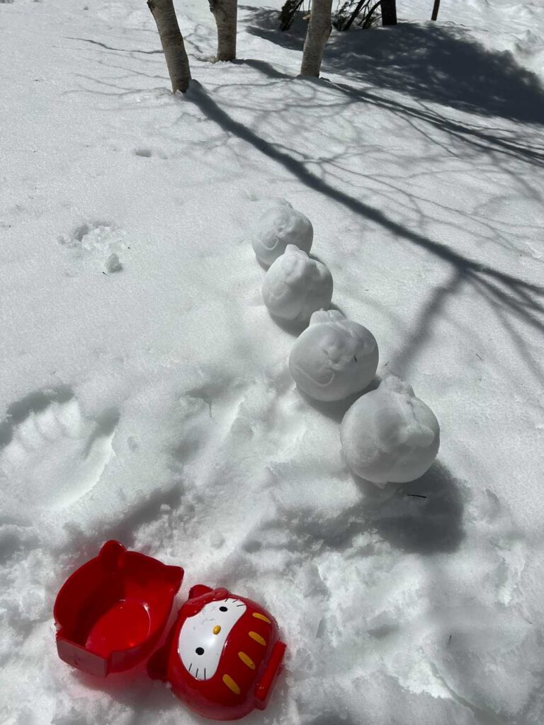 お弁当の空容器で帽子を作った雪だるま
