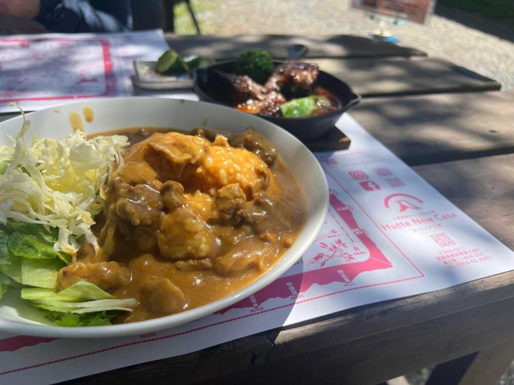 外のベンチでカレーと