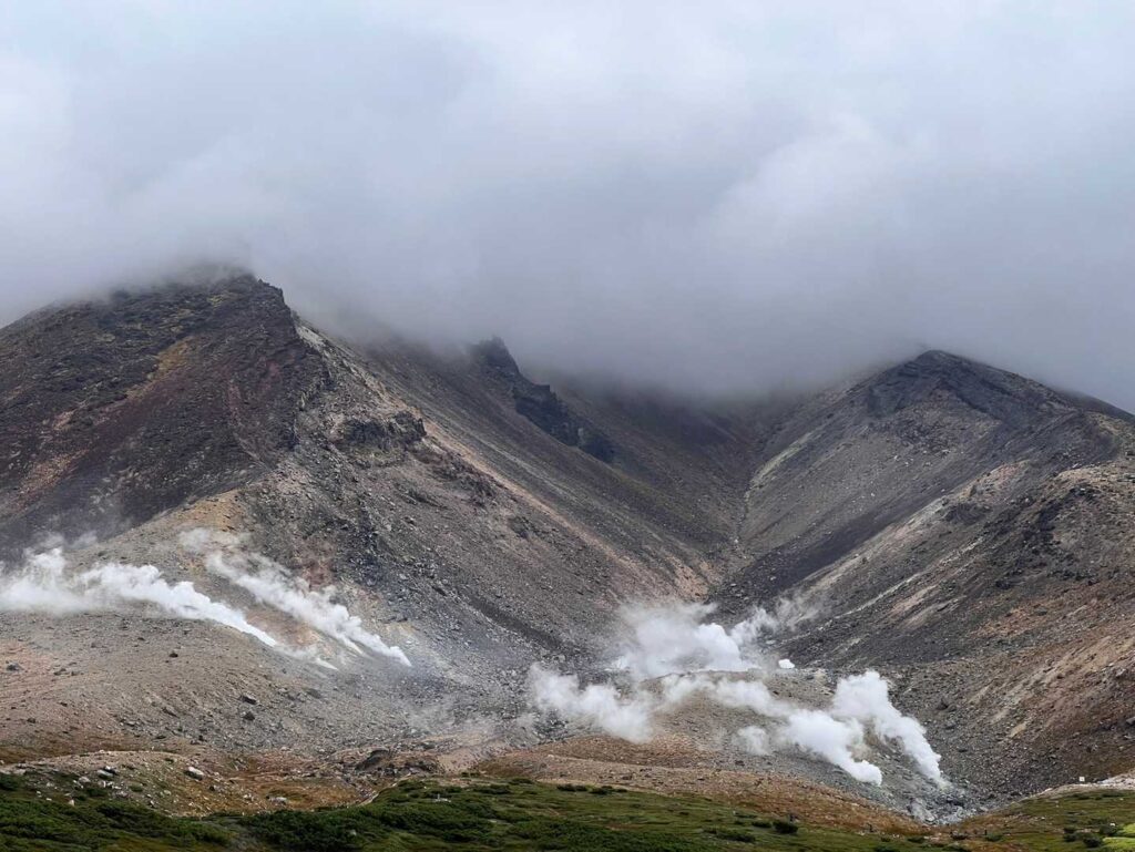 遠くから見た噴気孔の煙