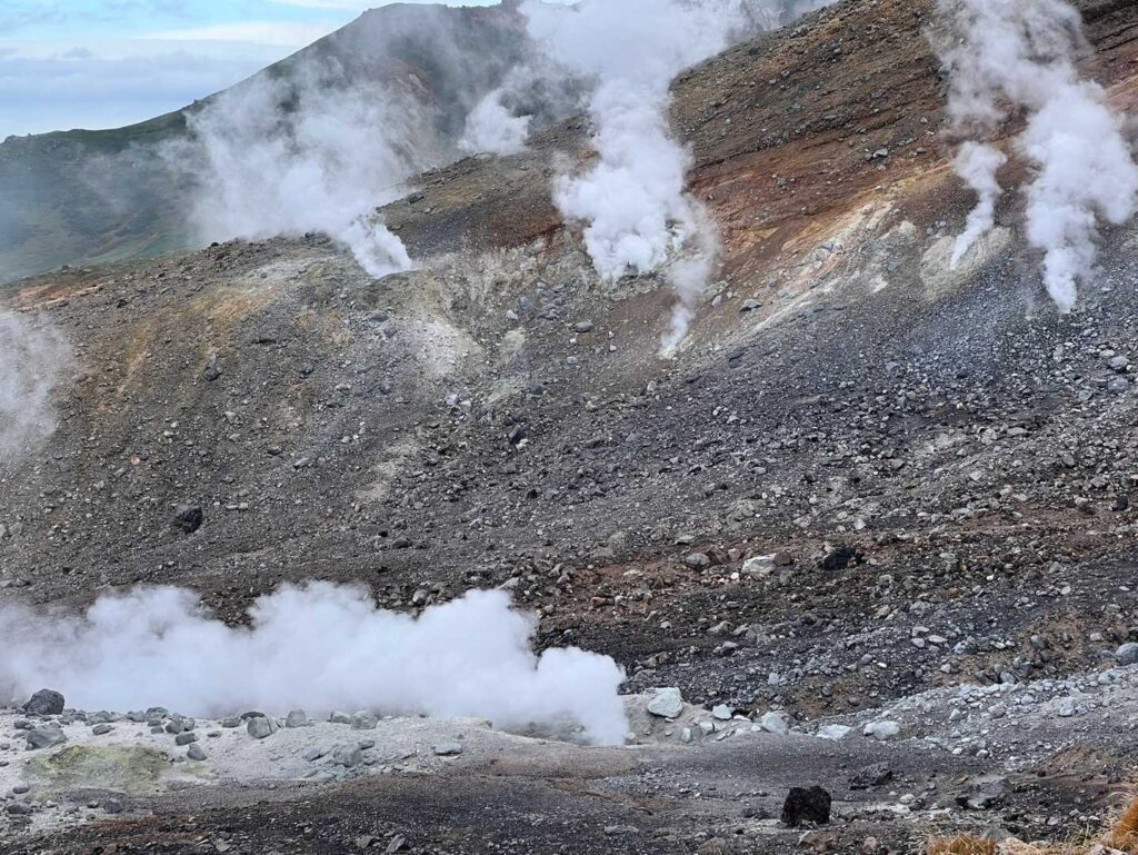 噴気孔からモクモクと煙が上がる