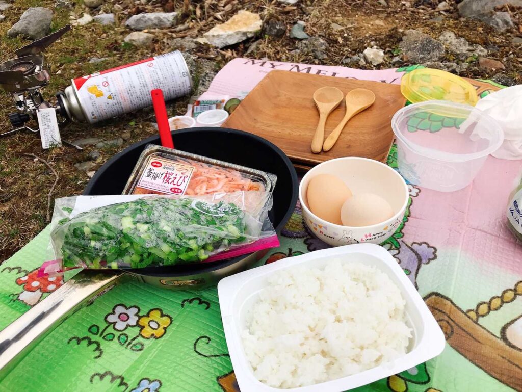 そして お待ちかねのお昼 / 今日は桜えびと小松菜のチャーハン✨