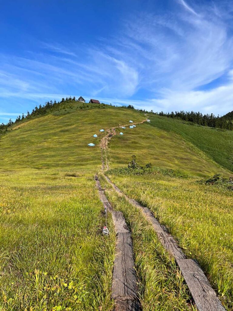 遠くに見える駒の小屋