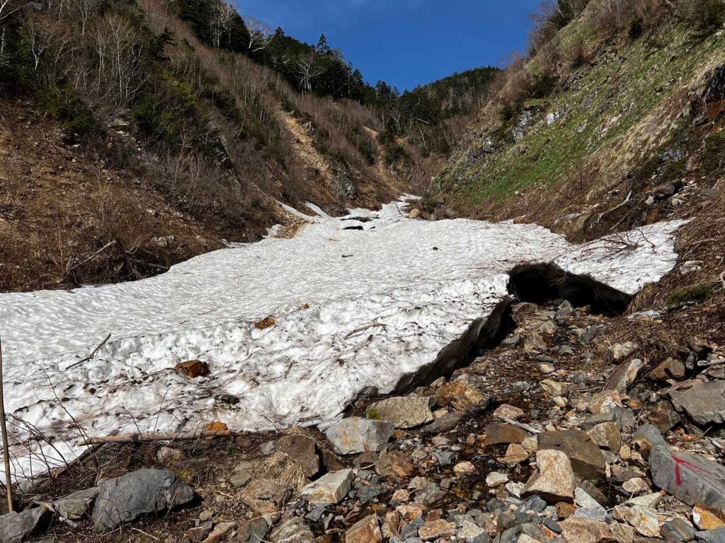 登山道に現れた雪渓