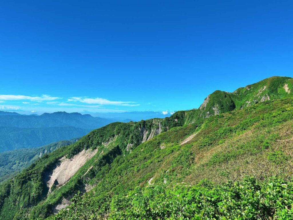 奥に見える北アルプス