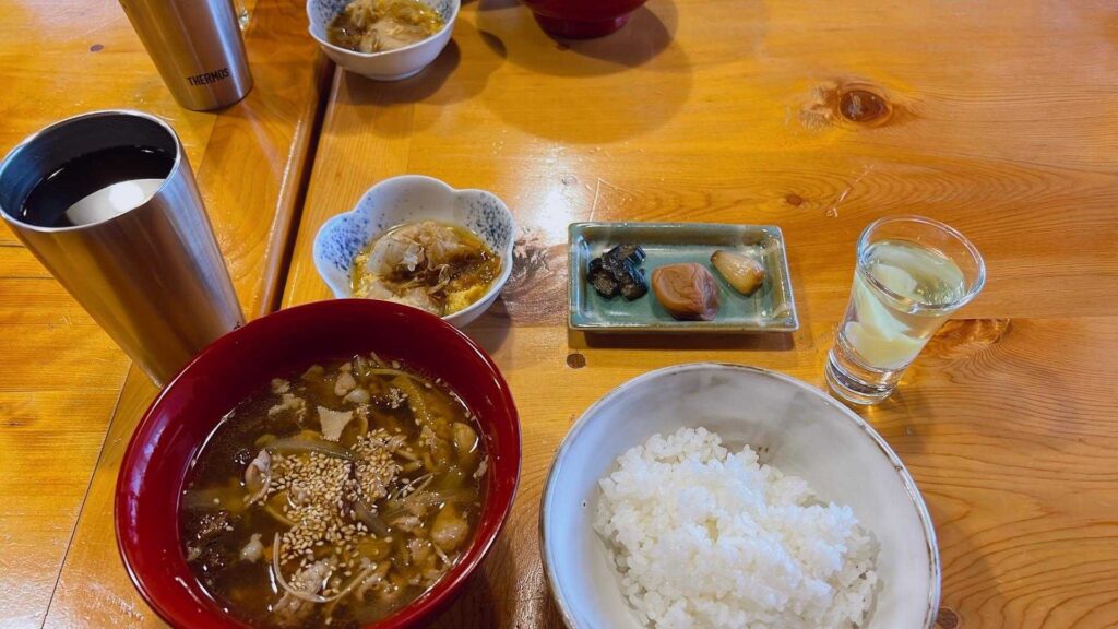 晩ごはん。質素だけど味はいい