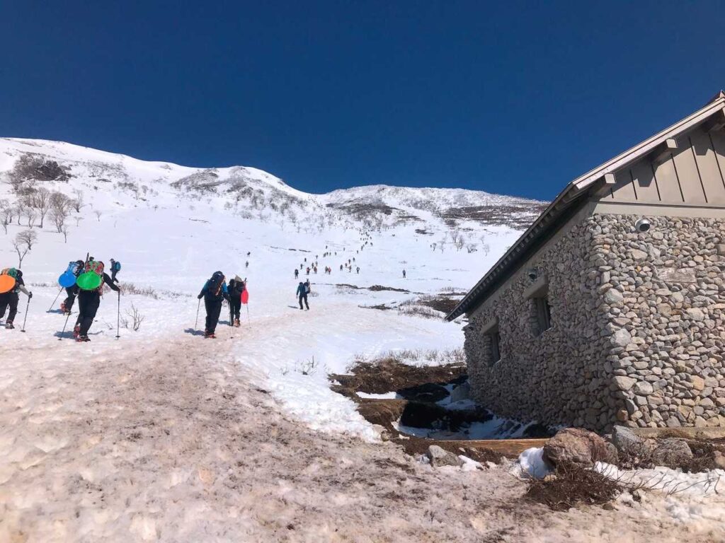 避難小屋付近、大勢の登山者