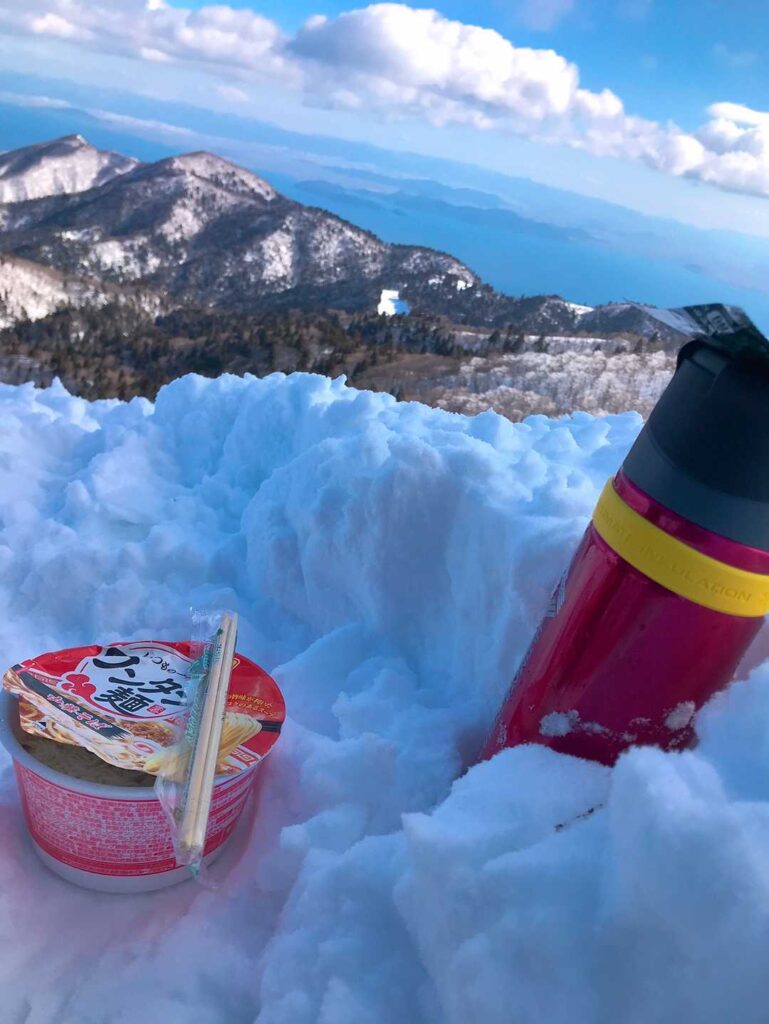 山頂で食べる温かいラーメン