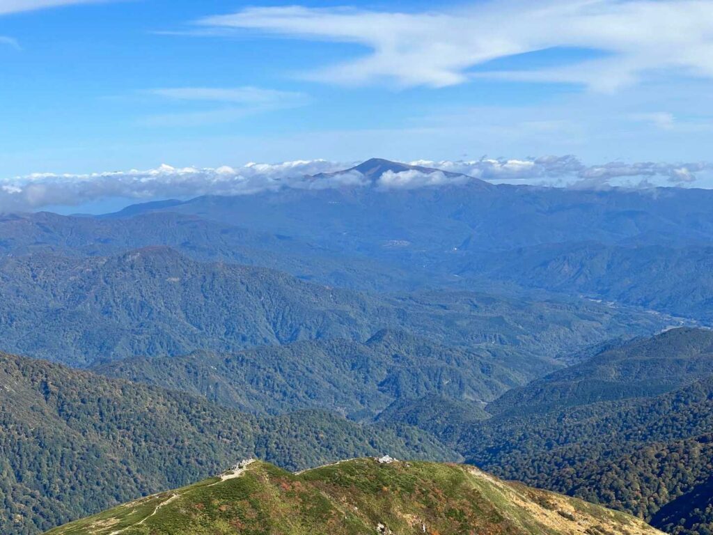 大朝日岳から見た月山