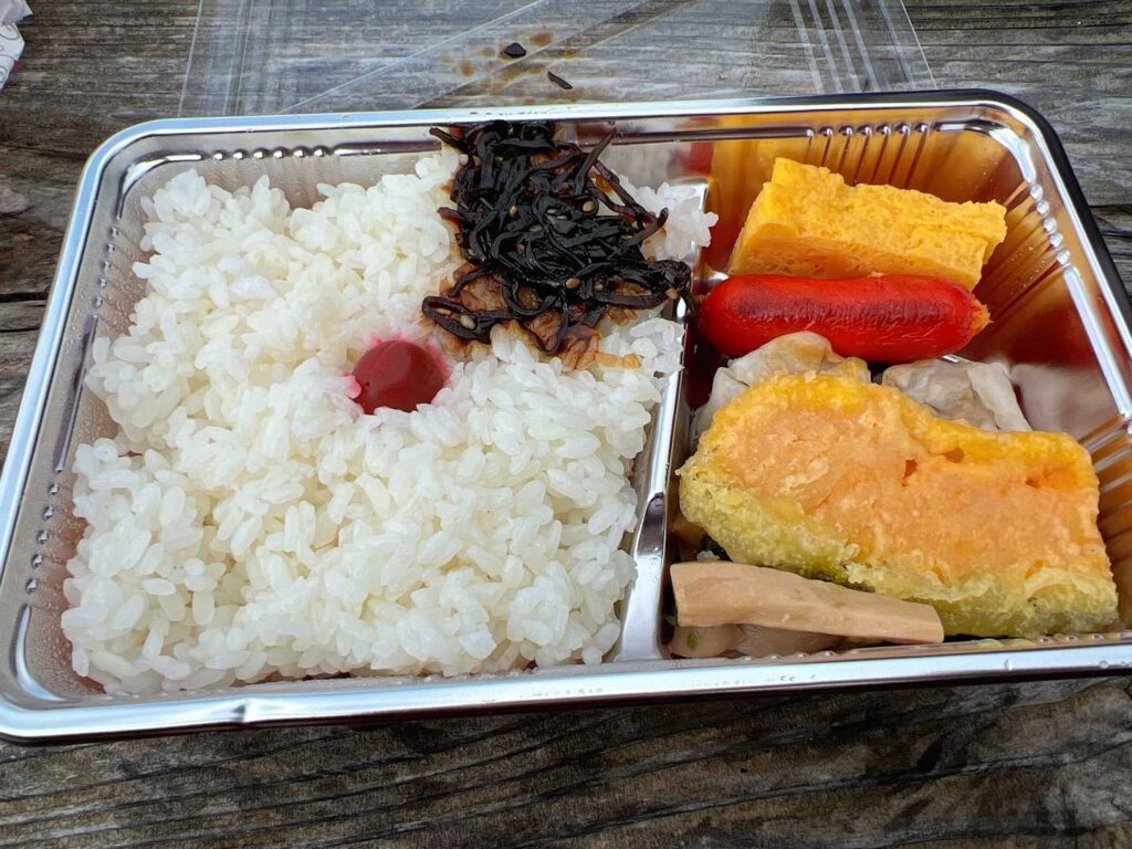 太郎平小屋で朝の弁当