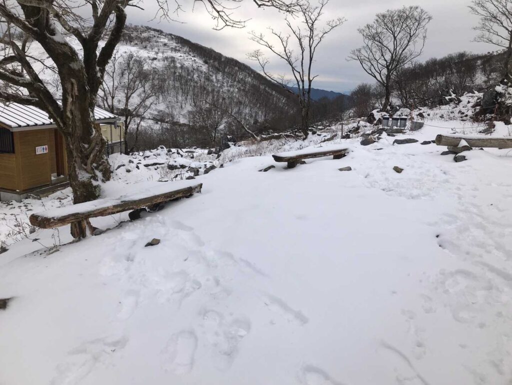 藤原山荘に到着 思っていたより雪があります