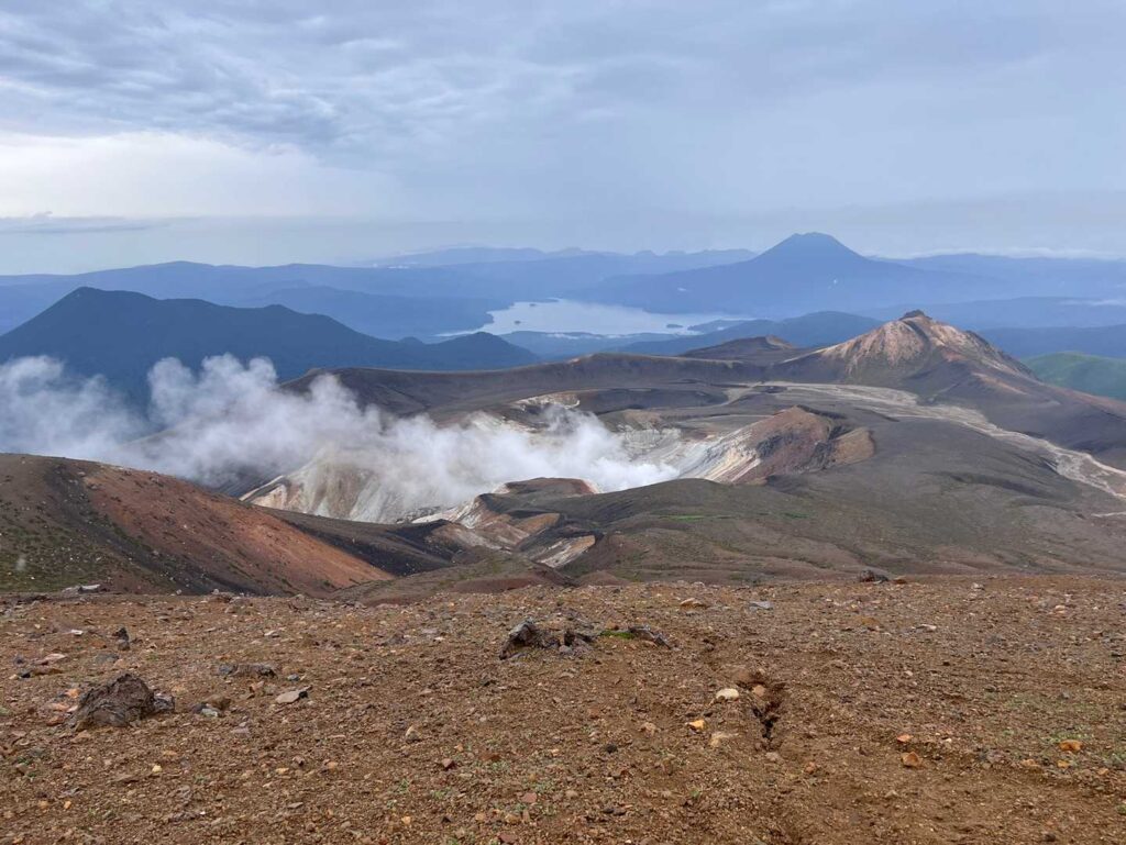 左手に見える雄阿寒岳
