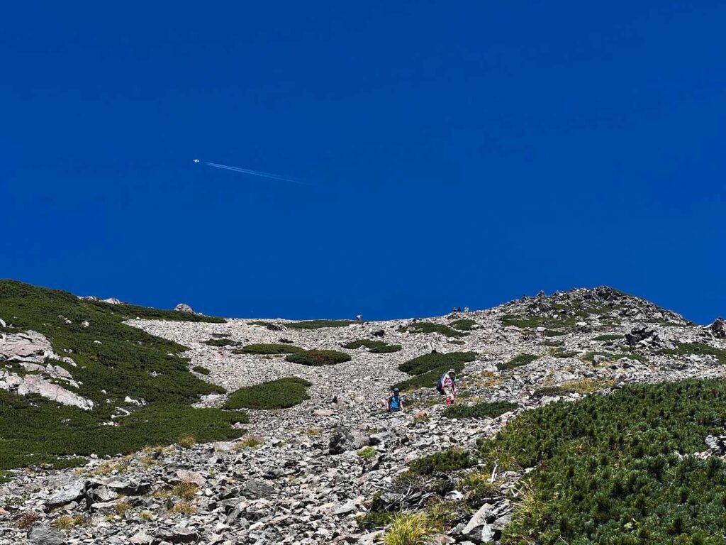 聖岳と青空と飛行機雲