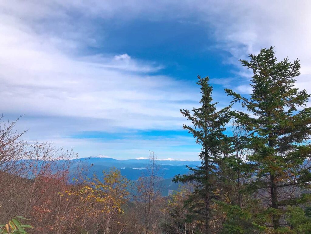 遠くに見える冠雪した山々
