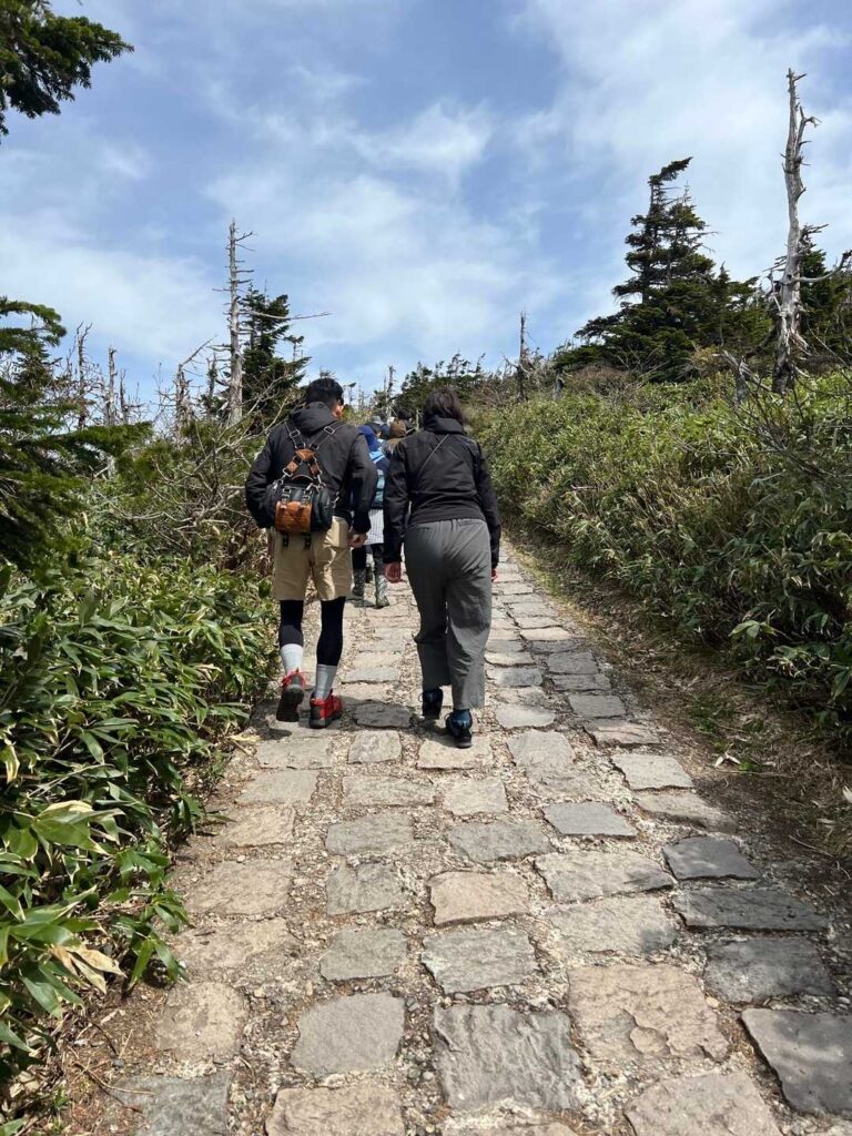 八幡平の石畳を歩く観光客