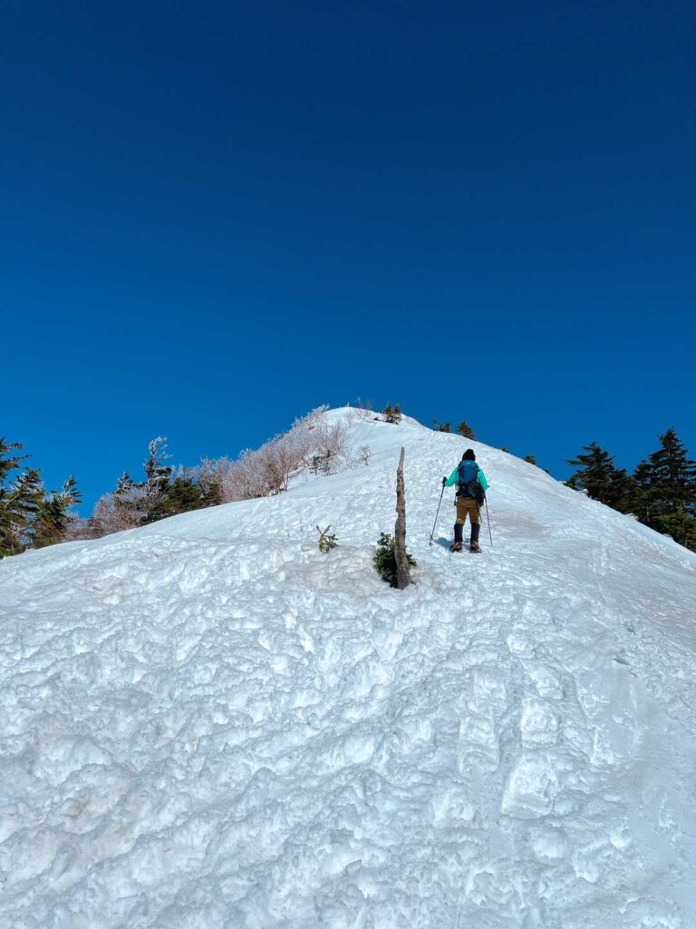 あと少し。霧氷の稜線を登る