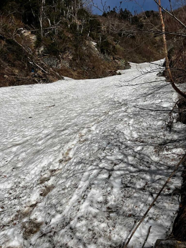 もう一つ雪渓を越える