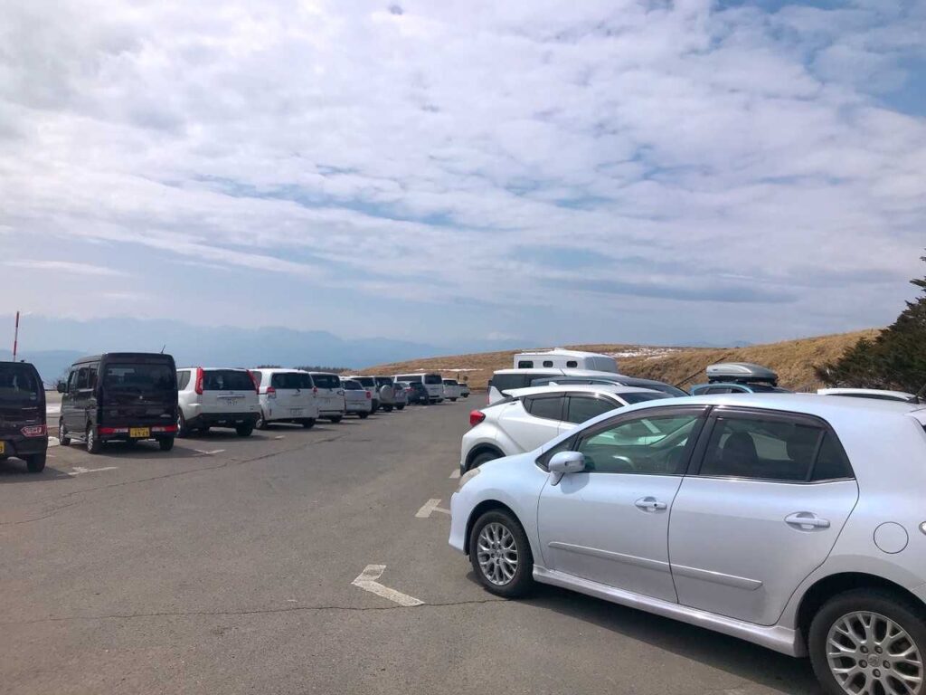 車山肩の駐車場はぼちぼちの混み具合