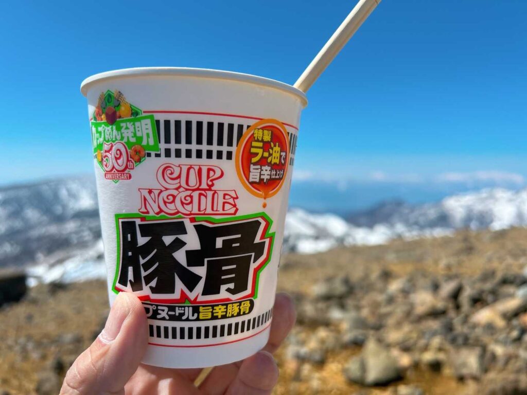 山頂で景色を眺めながらカップヌードル
