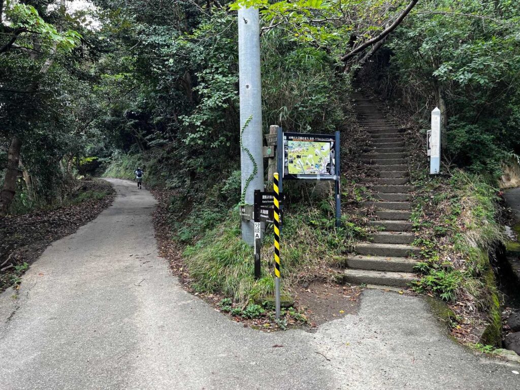 左に 何となく勘で / 後からわかったけど右の階段は登りに使うと激階段になります
