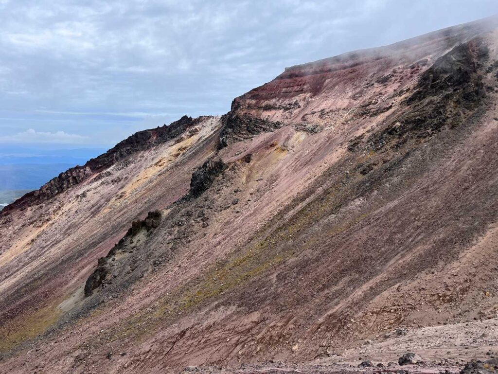 下山中、ガスの合間から見える風景