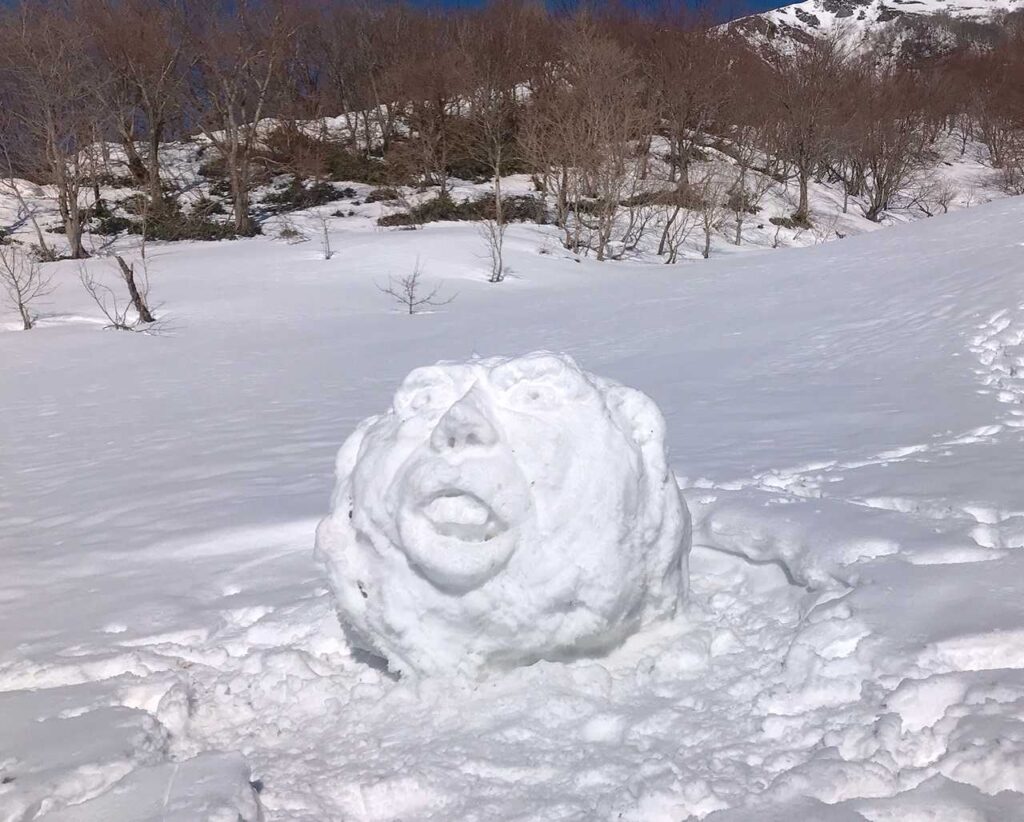 雪で作った顔のオブジェ、歯まで再現
