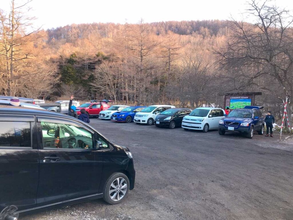 ほぼ満車の駐車場