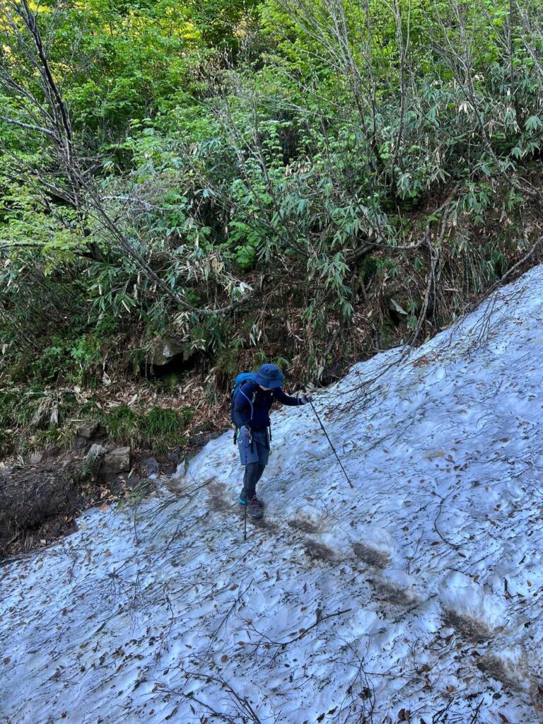 朝の雪渓を慎重にトラバース