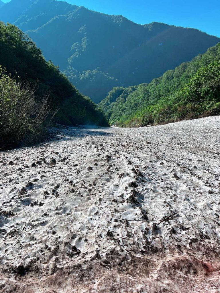 雪渓トラバースの様子