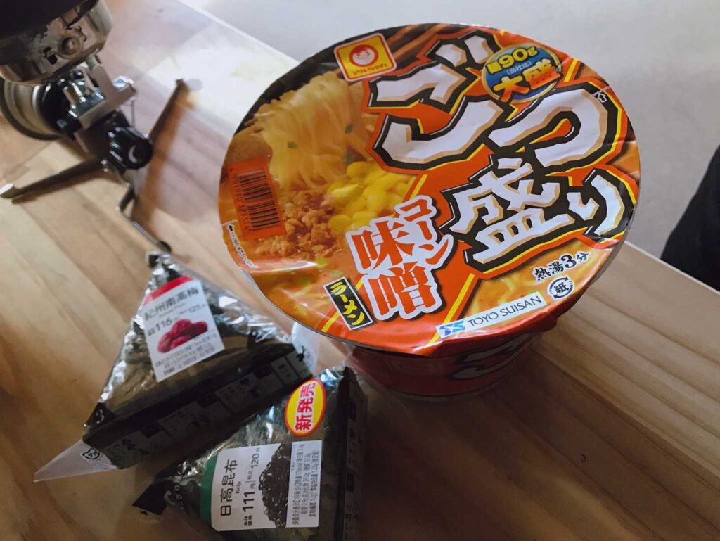 カップラーメンとおにぎりでお昼