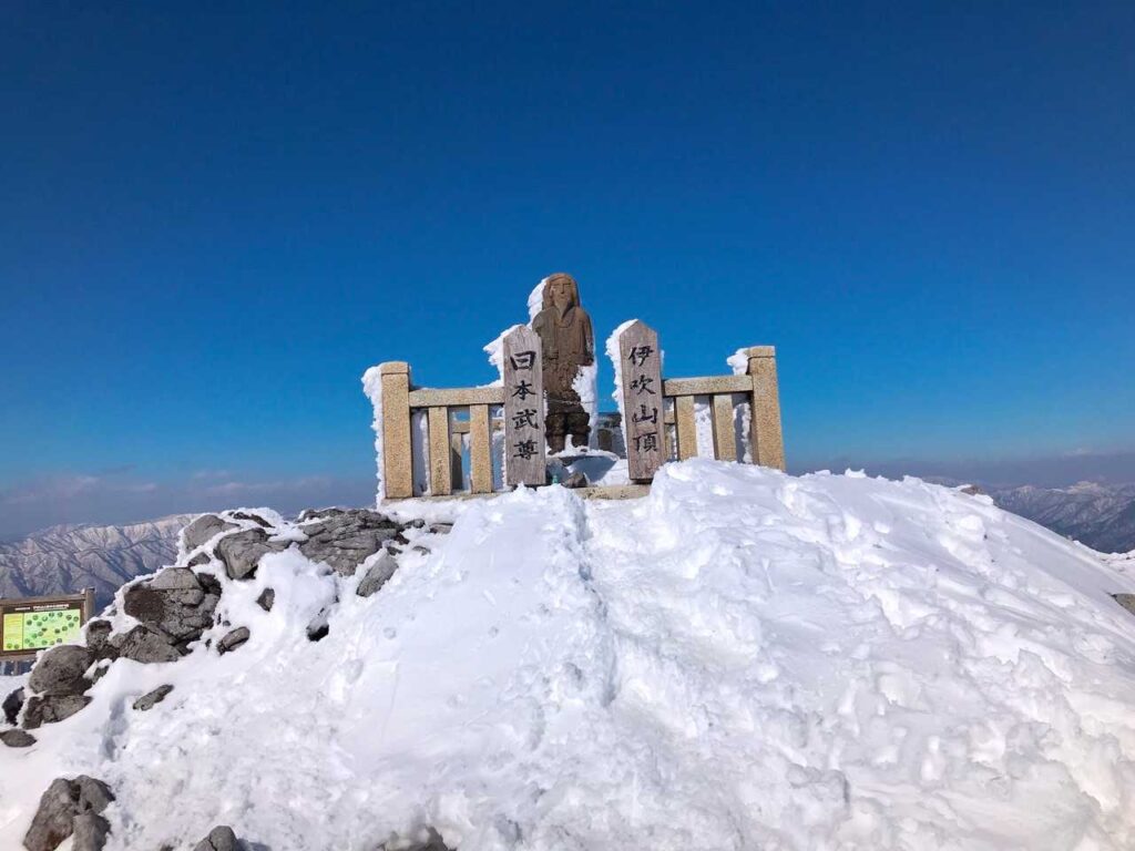 日本武尊像と「伊吹山頂」の碑