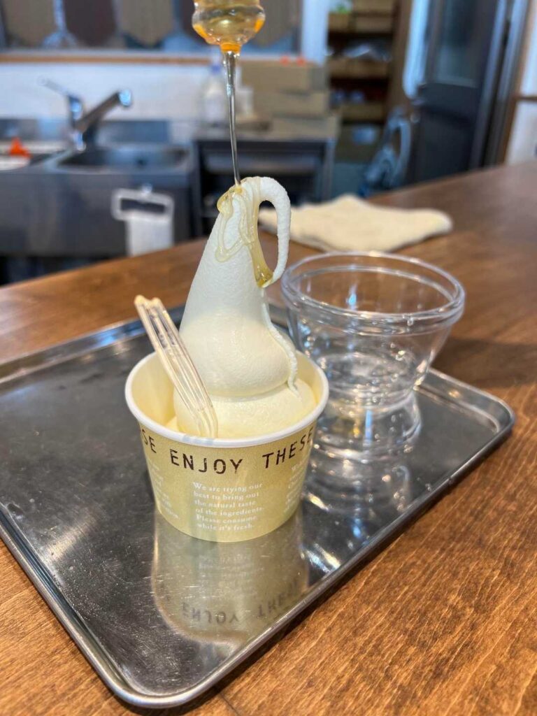 ハチミツかけ放題のソフトクリーム